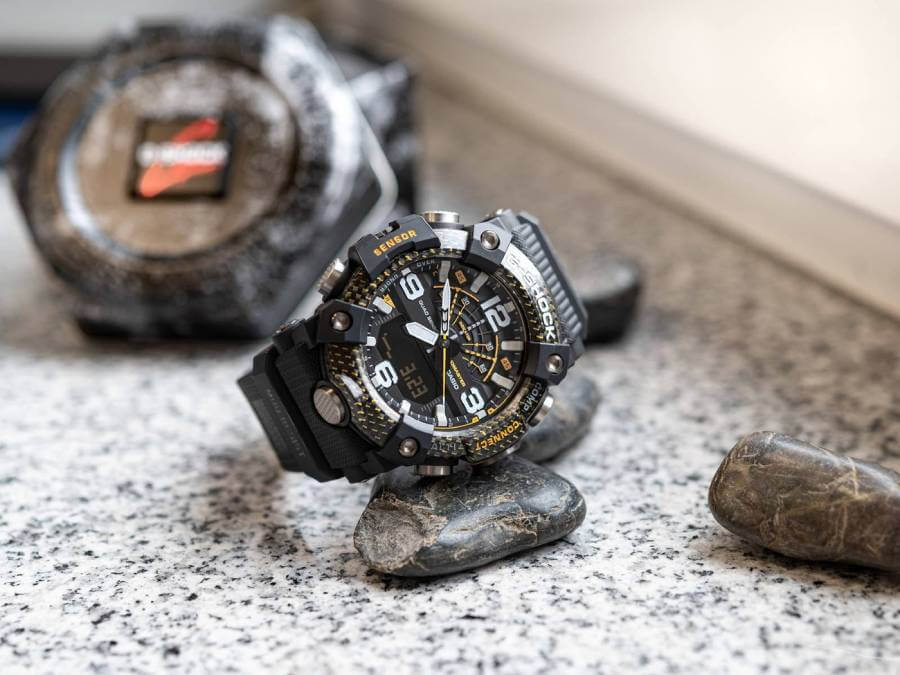 G-shock w tle z puszką