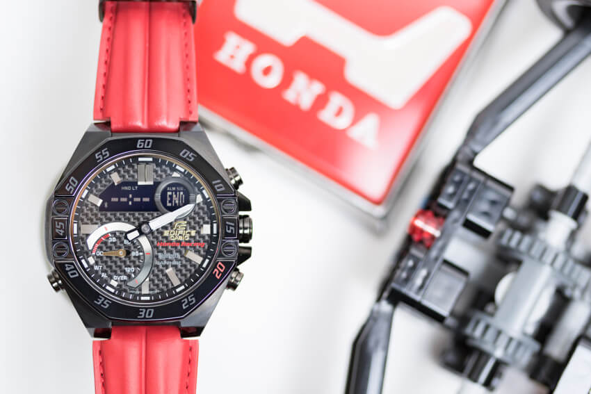 Czerwony zegarek Casio z Honda