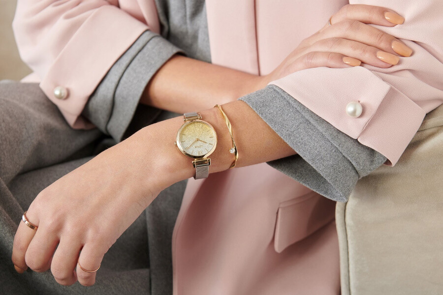 Zegarek Lorus na kobiecej ręce