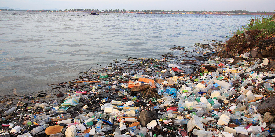 śmieci na brzegu morza