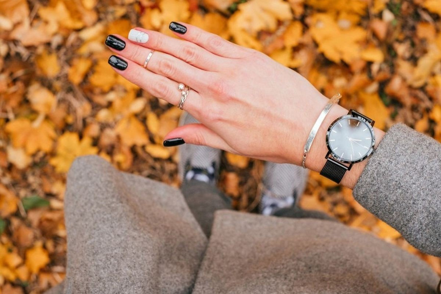 Jesienna damska dłoń z zegarkiem